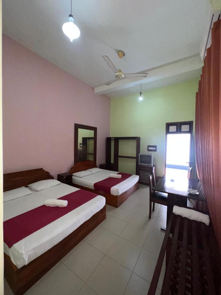 The Triangle Hotel Anuradhapura Zimmer foto